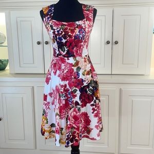 NEW YORK & COMPANY floral sleeveless dress, triangle peephole on back. Size 0.🌸